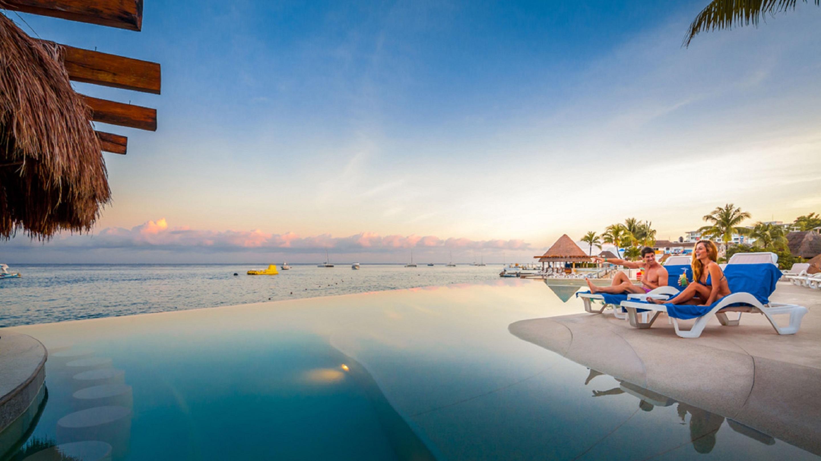 Отель Grand Park Royal Косумель Экстерьер фото Infinity pool at a resort in Cancun, Mexico
