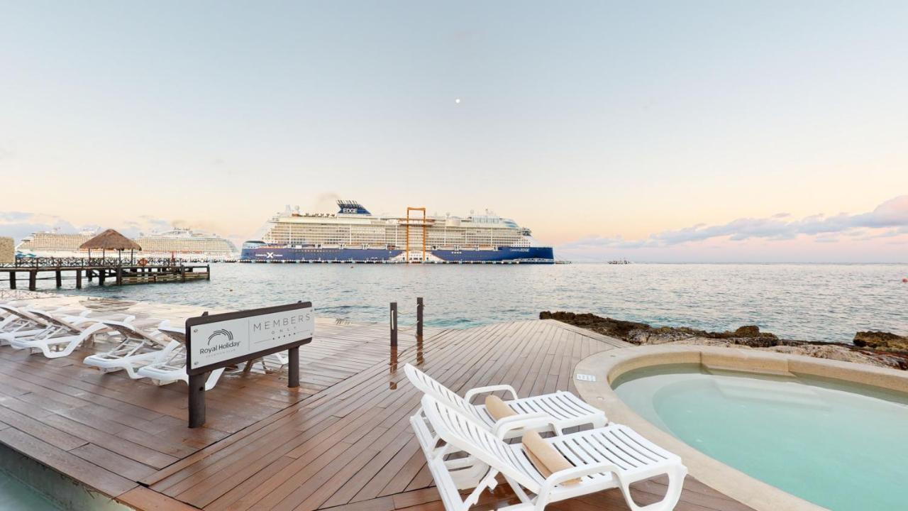 Отель Grand Park Royal Косумель Экстерьер фото Cruise ship at the port of Cozumel