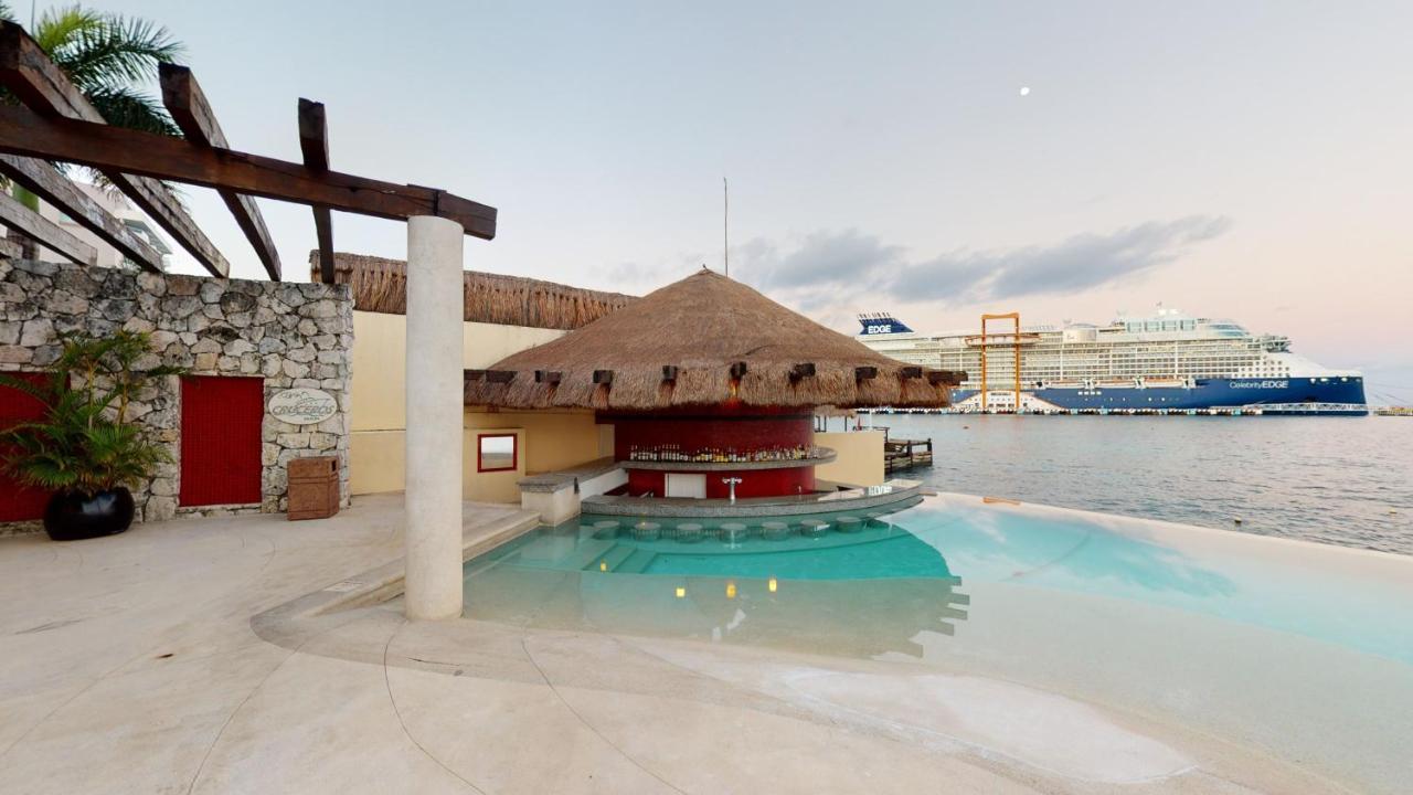 Отель Grand Park Royal Косумель Экстерьер фото The swim-up bar at the Grand Palladium Resort & Spa, Cancun