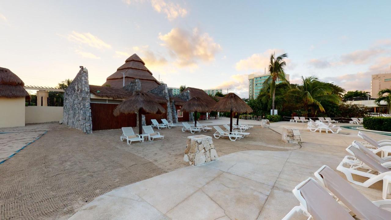Отель Grand Park Royal Косумель Экстерьер фото Beach at the Grand Palladium Hotel